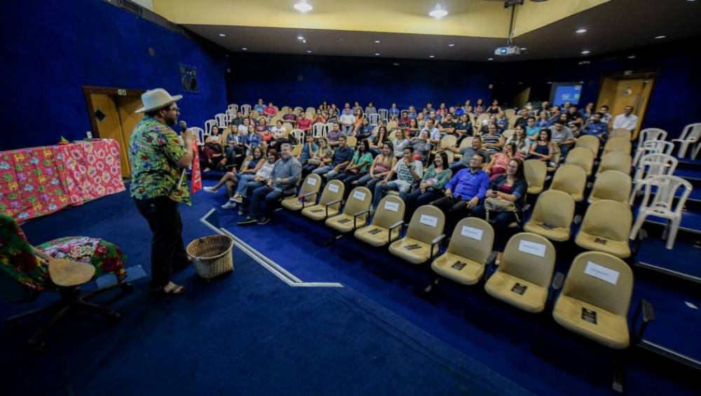 IEL Pará homenageia estagiários com show de humor paraense